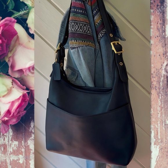 VINTAGE COACH LEGACY HOBO BAG
9058 - Picture 1 of 14